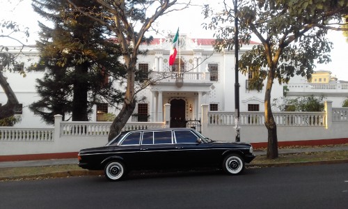 LIMOUSINE-IN-FRONT-OF-MEXICAN-EMBASSY-COSTA-RICA.jpg